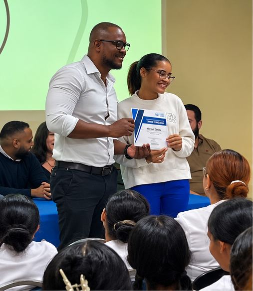 Michael Daniels entregando un certificado en una presentación