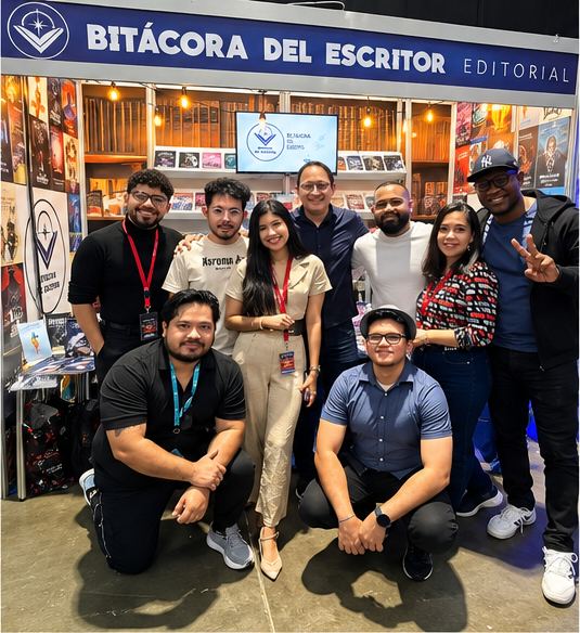 Escritores de Bitácora del Escritor reunidos frente al stand editorial