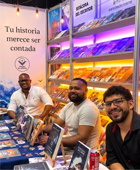 Firma de libros en el stand de Bitácora del Escritor