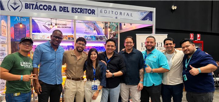 Michael Daniels con el equipo de Bitácora del Escritor en su stand
